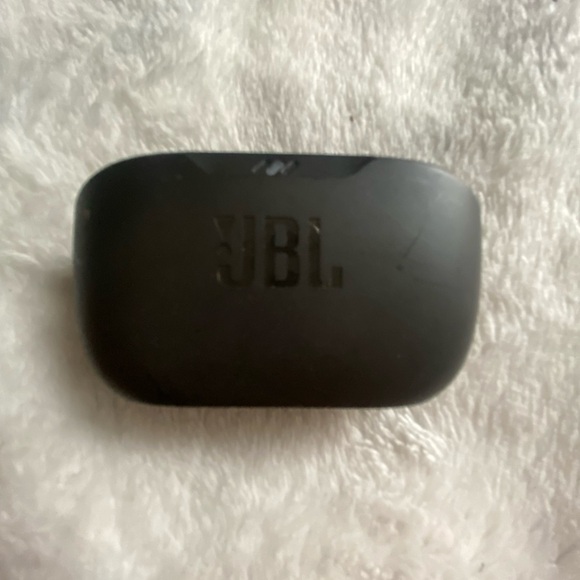 JBL Charcoal Earbuds Case